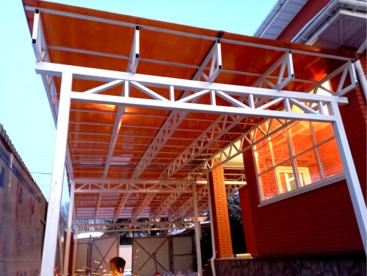 Навес для двора загородного дома Современный автонавес с крышей из поликарбоната